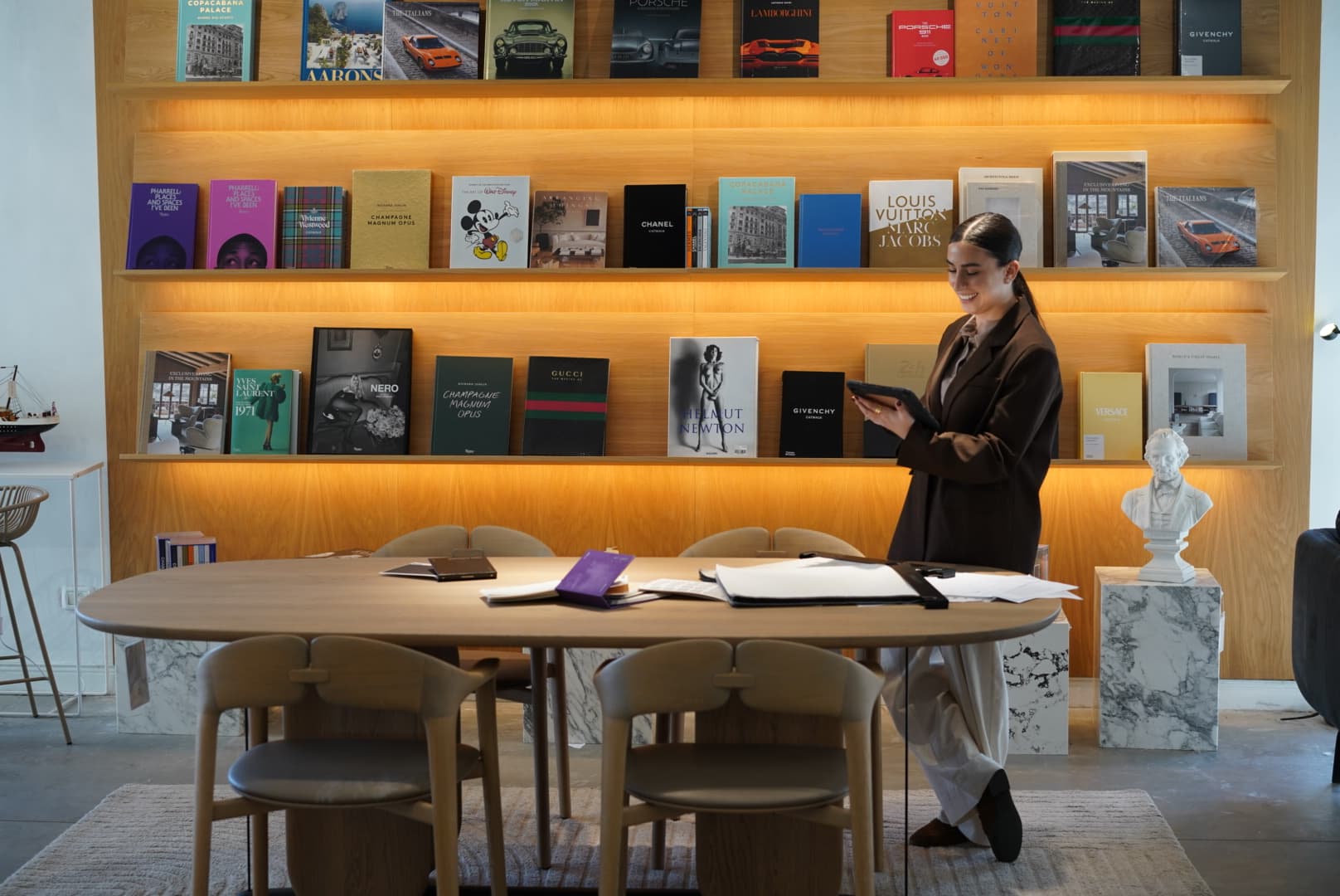 אולם התצוגה של CONTRAST